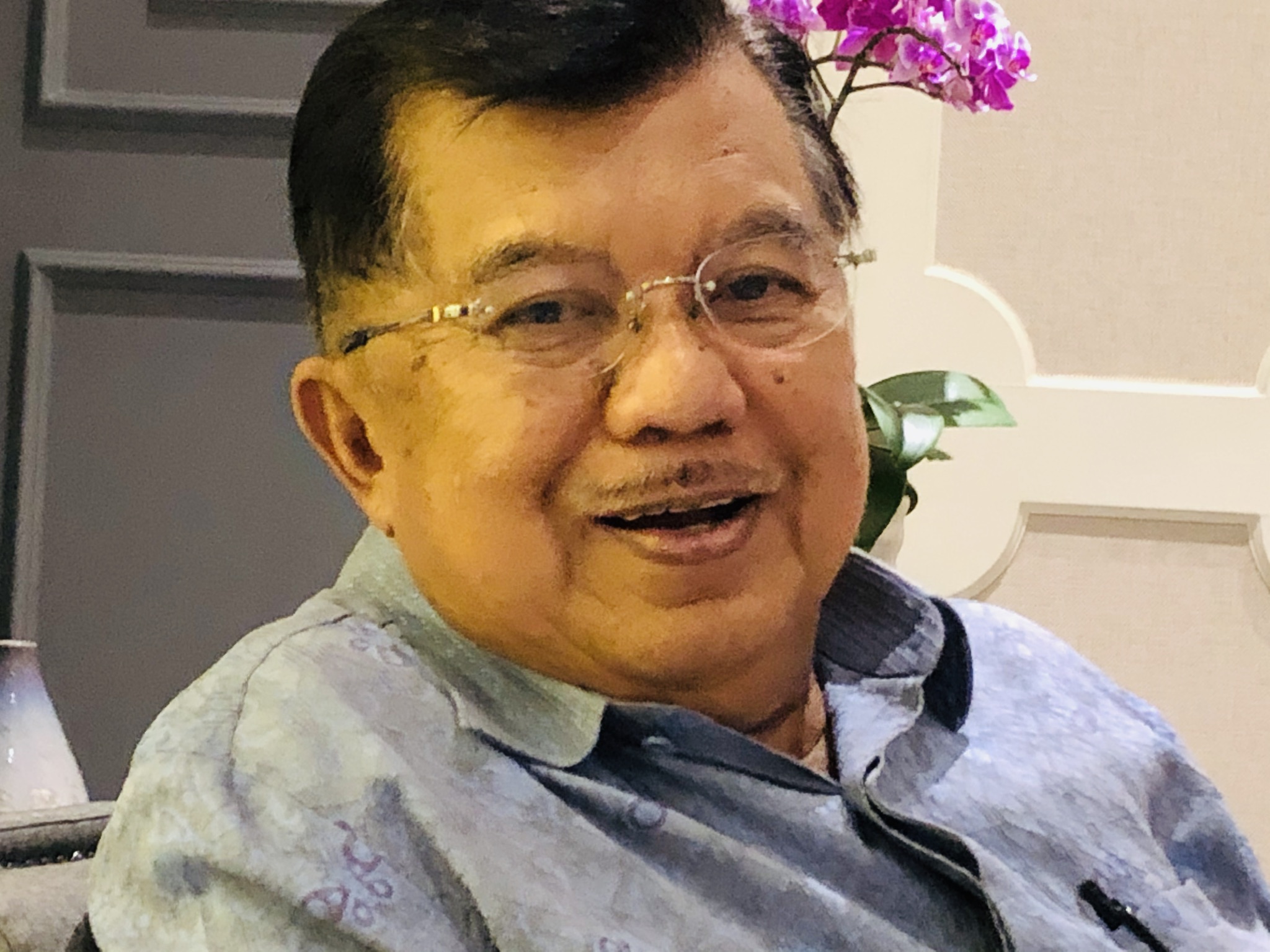 Wakil Presiden RI (2004-2009 dan 2014-2019) Dr (HC) H Jusuf Kalla saat berbincang dengan ngopibareng di rumahnya, Jakarta. (Foto ngopibareng.id)