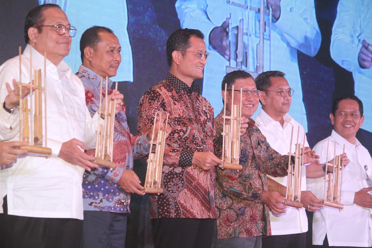 Menteri Sosial Juliari P Batubara saat mensosialusasikan program sembako di Jakarta. ( foto: asmanu/ngopibareng.id)