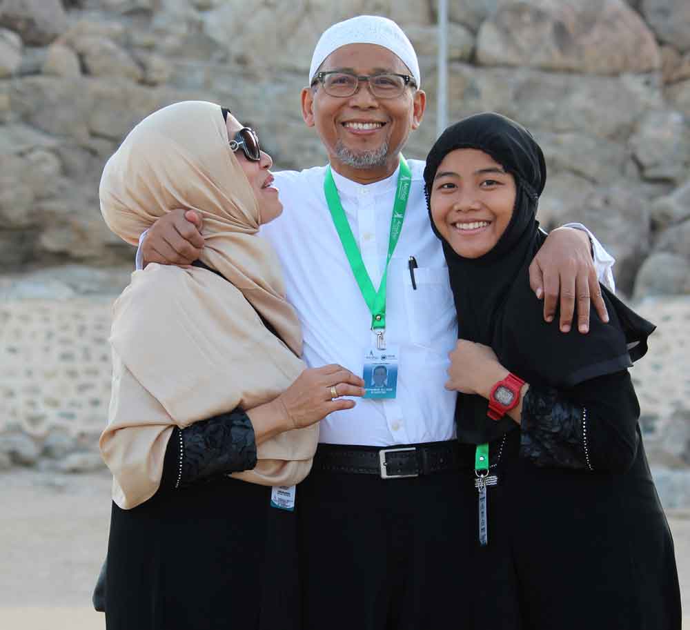 Prof Dr H M Ali Aziz, M.Ag, Guru Besar Ilmu Dakwah Universitas Islam Negeri Sunan Ampel (UINSA) Surabaya, bersama isteri dan putrinya. (Foto: Istimewa) 