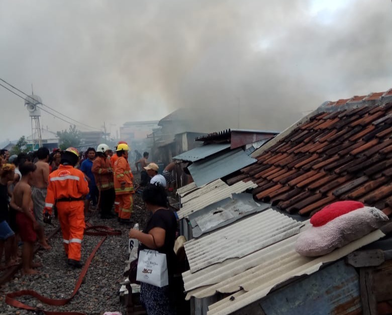 Proses pemadaman api di Jalan Kapasari, Surabaya. Dua rumah habis terbakar, sedangkan satu rumah terbakar di bahian atap.(Foto: Faiq/ngopibareng.id)