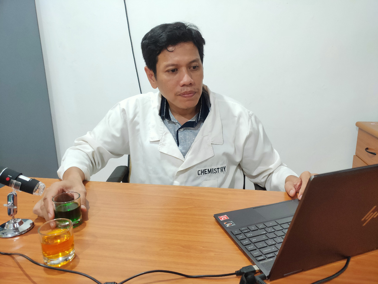 Dosen Institut Teknologi Sepuluh Nopember (ITS) Dr rer nat Fredy Kurniawan SSi MSi, yang baru-baru ini meneliti ekstrak tanaman sambiloto sebagai anti radiasi Ultraviolet (UV). (Foto:istimewa)