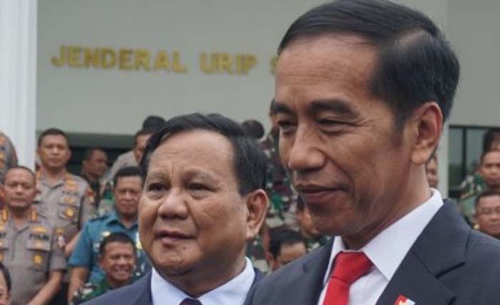 Presiden Jokowi didampingi Menteri Pertahanan Pbarbowo di lapangan Kemenham Jakarta, Kamis. (Foto:Antara)