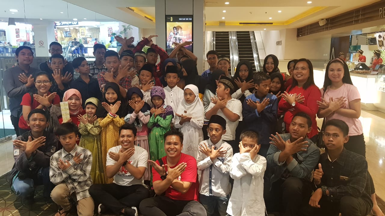 Suasna pemutaran serentak film Anak Garuda di Surabaya. Film ini berkisah tentang petualangan tujuh pelajar Sekolah Selamat Pagi Indonesia di Batu dan Eropa.(Foto:istimewa/ngopibareng.id)