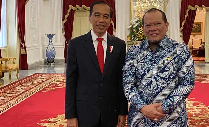 Presiden Jokowi saat menerima Ketua DPD RI La NYalla Mattalitti  di Istana Kepresidenan, Kamis. (Foto:sefdin)