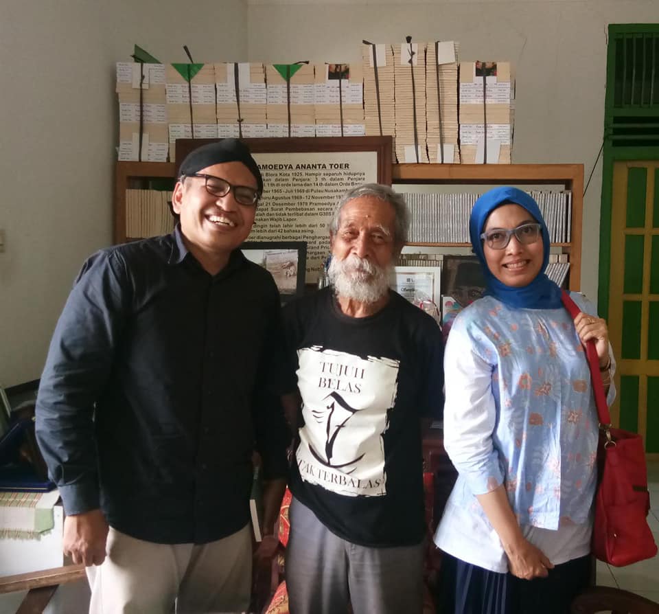 Ulil Abshar Abdalla bersama Susilo Ananta Toer dan Ienas Tsuroiya, istri Ulil. (Foto: Istimewa)