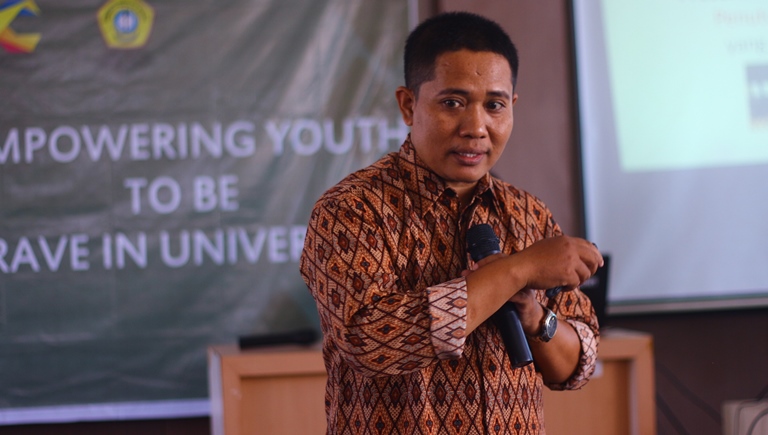 Surokim Abdussalam, peneliti senior Surabaya Survey Center (SSC), saat memberi materi kepada mahasiswa di salah satu universitas di Surabaya. (Foto: Faiq/ngopibareng.id)