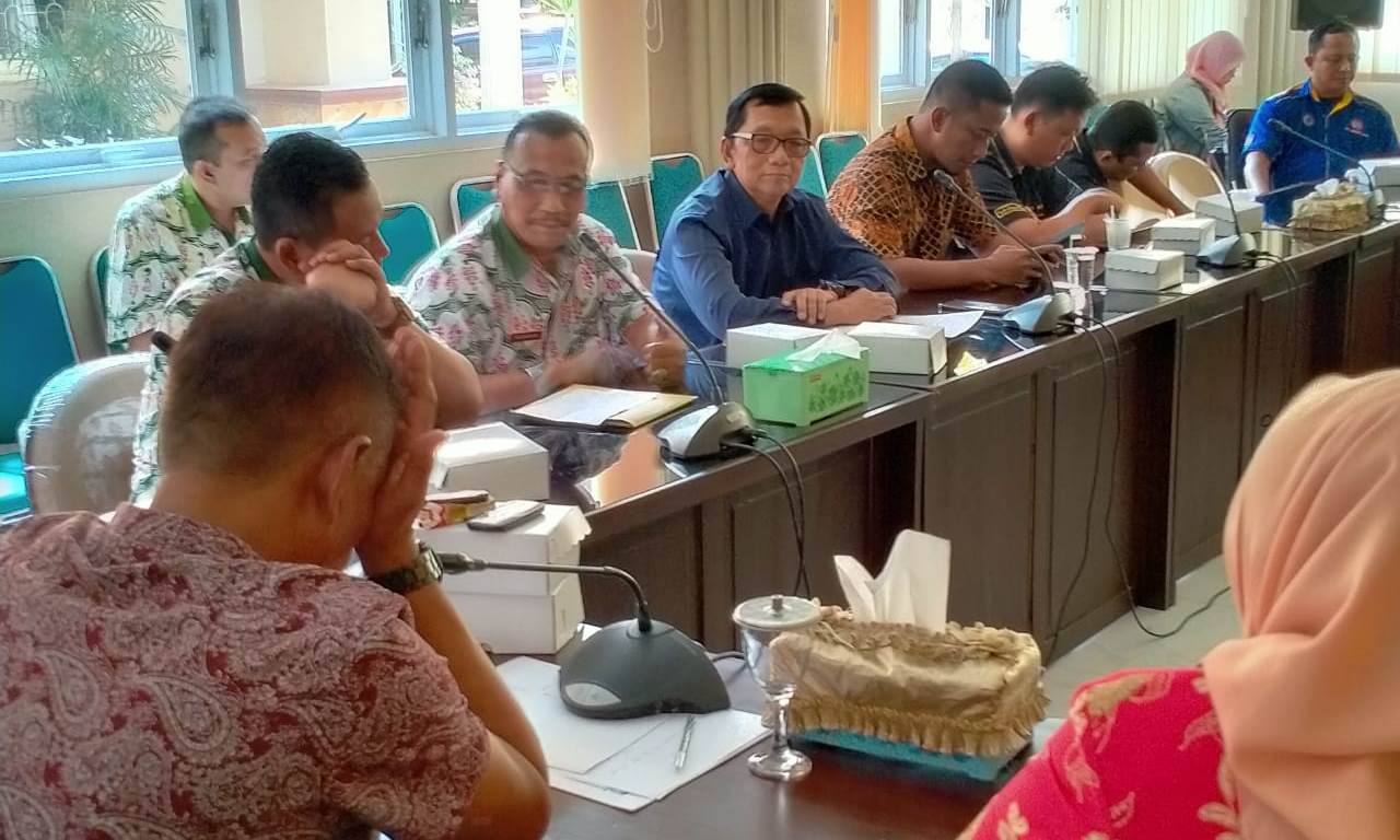 Komisi III DPRD Kota Probolinggo saat rapat dengar pendapat mempertanyakan dua kecelakaan kerja. (Foto: Ikhsan/ngopibareng.id)