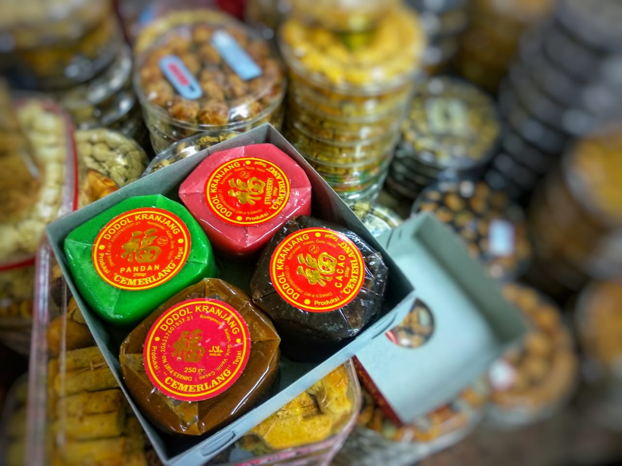 Kue keranjang dengan empat varian rasa (stroberi, pandan, coklat dan original) di salah satu toko kue di Pasar Atom, Jl. Bunguran 45 Surabaya. (Foto: Rizki/ngopibareng.id)