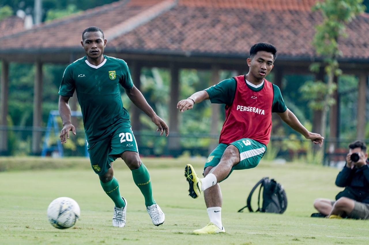 Pemain baru Persebaya, Hambali Tholib (kanan) saat berlatih bersama tim. (foto: persebaya.id) 