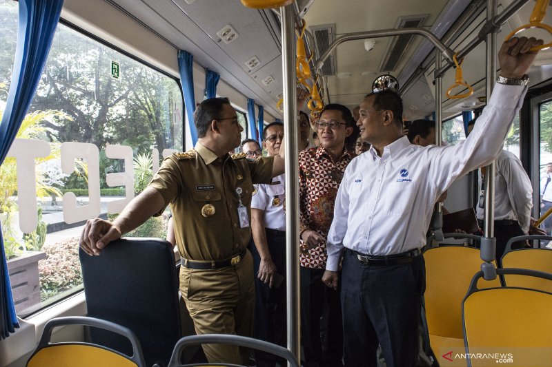 Direktur Utama PT Transjakarta Agung Wicaksono saat bersama Gubernur DKI Jakarta Anies Baswedan. (Foto: Antaranews)