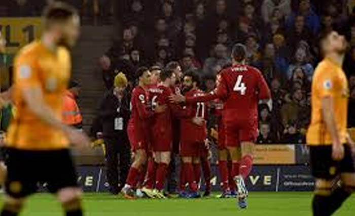Para pemain Liverpool merayakan gol yang diciptakan sang kapten Jordan Henderson, sementara dua pemain tuan rumah Wolverhampton berjalan lunglai, dalam laga yang digelar Jumat dini hari. (Foto:AFP)
