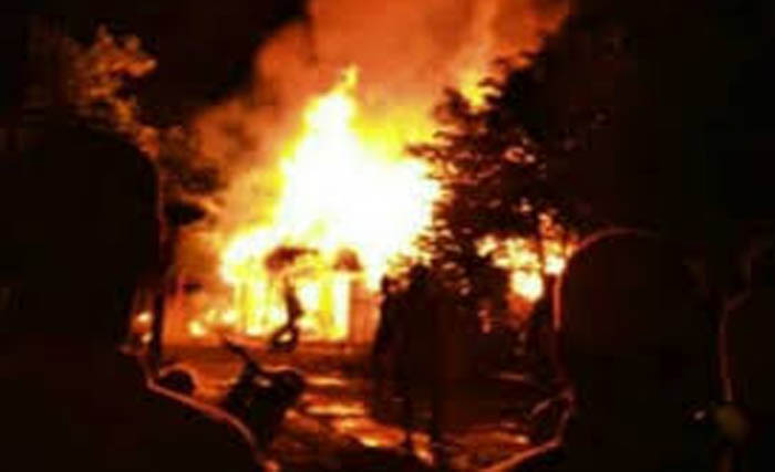 Kebakaran rumah di Desa Kanamit, Kecamatan Maliku, Kabupaten Pulang Pisau, Kalimantan Tengah, akibat perbuatan Iping. (Foto:Tabengan)