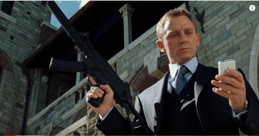 Daniel Craig saat memerankan James Bond. Daniel ingin segera pensiun karena kakinya cedera. (Foto:youtube)