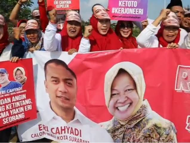 Spanduk Bacawali Eri Cahyadi berdampingan dengan Wali Kota Surabaya Tri Rismaharini. (Foto: Istimewa)