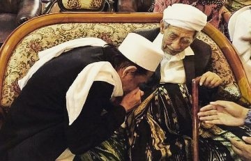 KH Maimoen Zubair (almaghfurlah) ketika dicium tangannya oleh seorang kiai. (Foto: Istimewa)