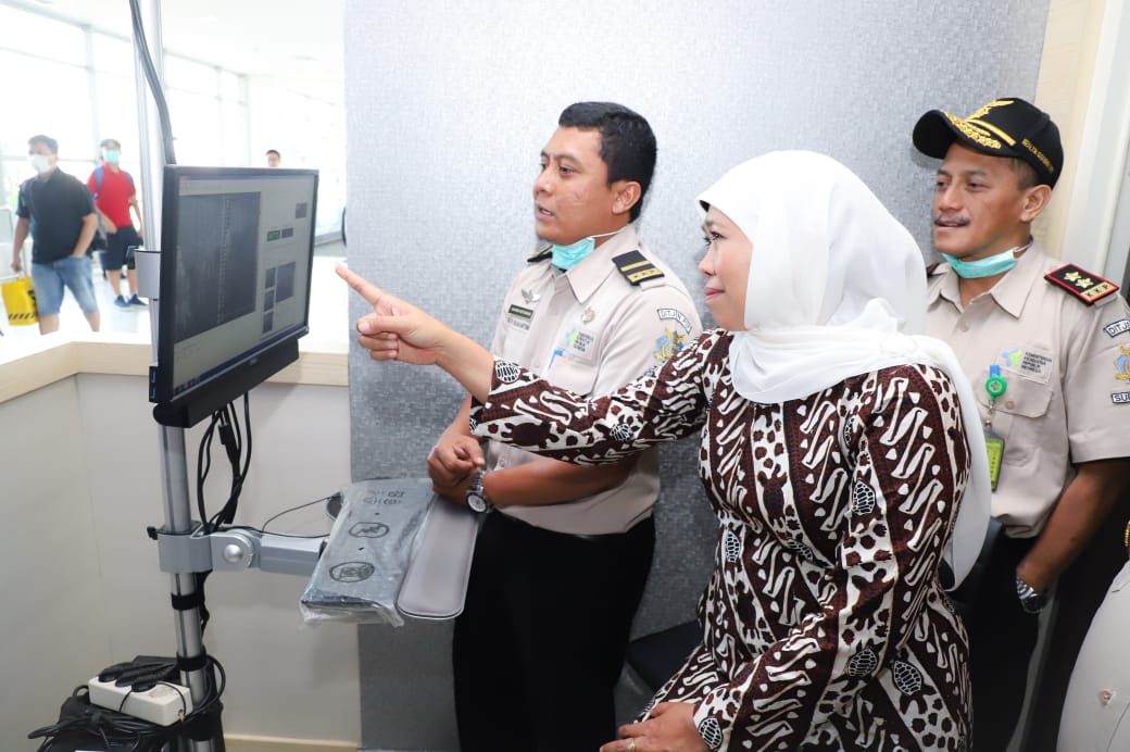 Gubernur Jatim Khofifah Indar Parawansa saat meninjau cara kerja thermal scanner di Bandara Juanda. (Foto: Humas Pemprov Jatim)