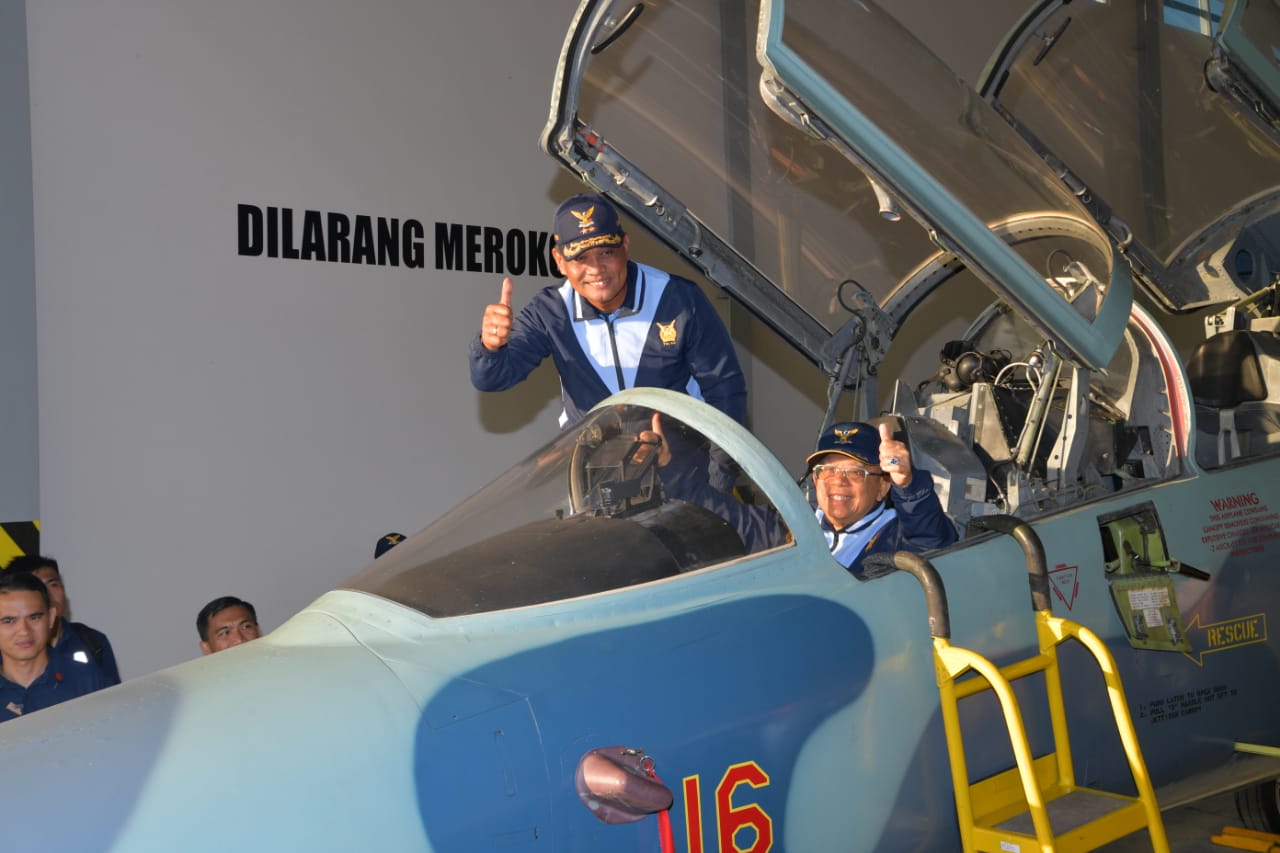 Wakil Presiden Ma'ruf Amin naik pesawat F5 Tiger di Hanggar AAU Jogjakarta, didampingi Gubernur AAU yang juga penerbang pesawat F5 Tiger, Jumat  24 Januari 2020. (Foto: KIP Setwapres)