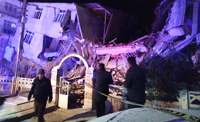 Bangunan-bangunan di Elaziq runtuh akibat gempa 6,8 SR yang mengguncang wilayah timur Turki, Jumat malam. (Foto:DHA/Getty Images)