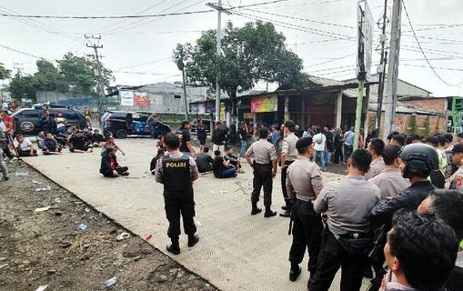 Petugas gabungan memblokade perbatasan Sukabumi dengan Cianjur untuk mengantisipasi bentrokan terulang. (Foto: Antara)