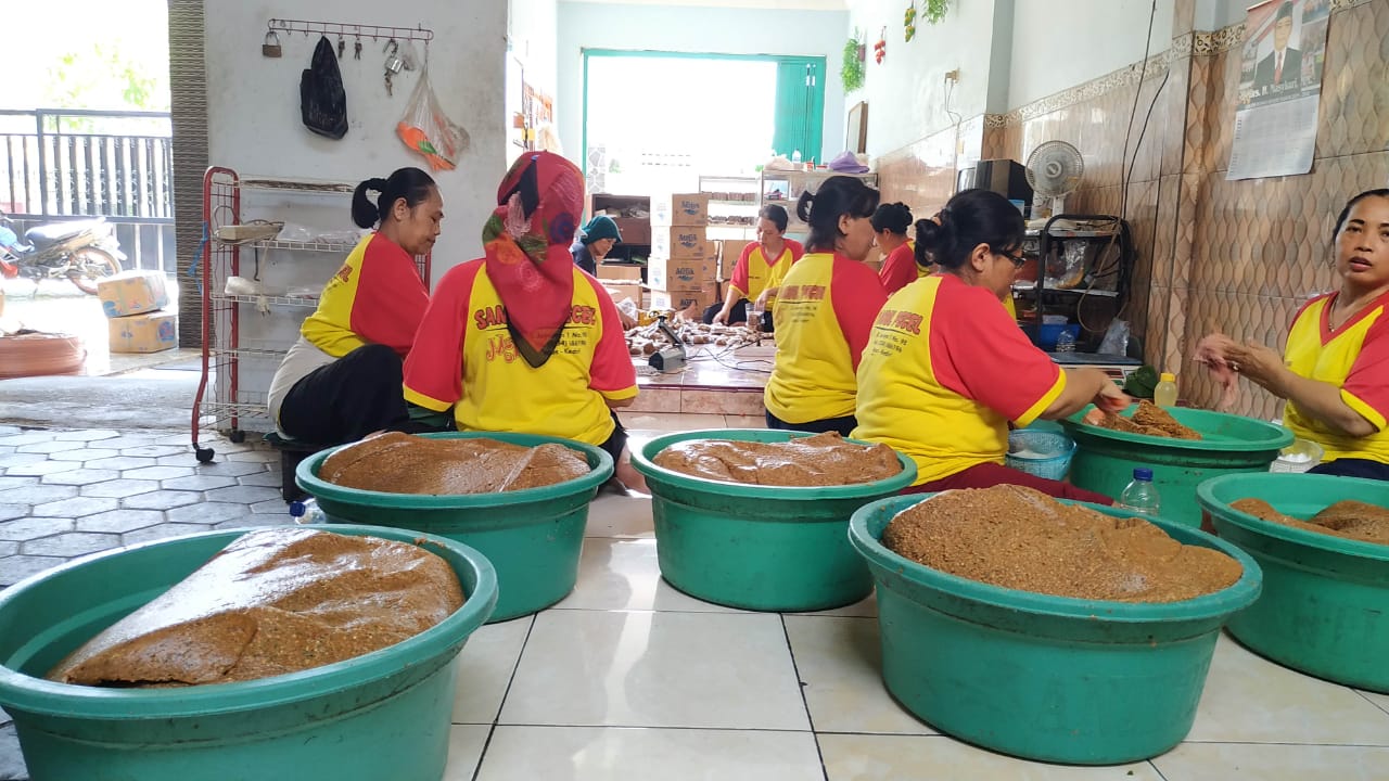 Para karyawan sedang mengolah adonan.  (Foto: Fendi/ngopibareng.id)