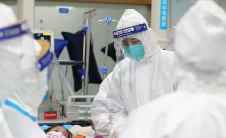   Staf medis melakukan perawatan dan pengobatan terhadap sejumlah pasien yang terjangkit virus Corona, di Central Hospital di Wuhan, China, Sabtu 25 Januari 2020 menurut foto yang diunggah di media sosial. (Foto: Antara/Reuters)