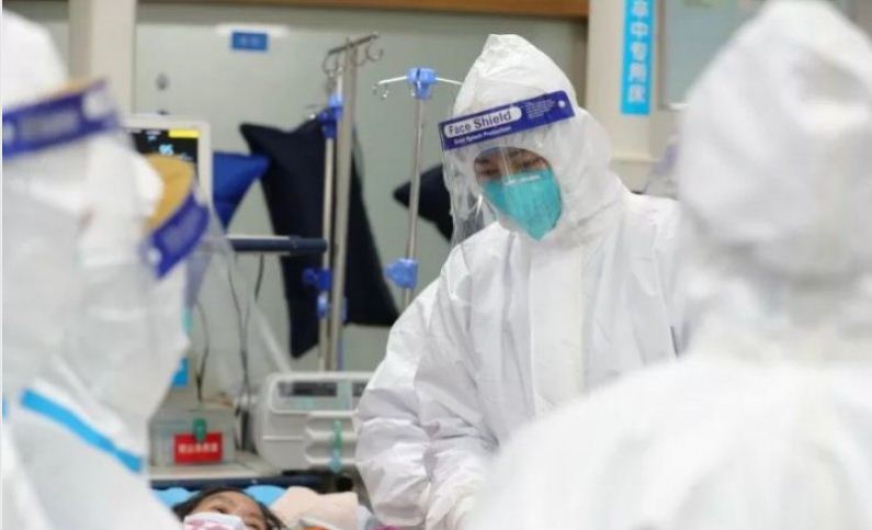 Staf medis melakukan perawatan dan pengobatan terhadap sejumlah pasien yang terjangkit virus Corona, di Central Hospital di Wuhan, China, Sabtu 25 Januari 2020 menurut foto yang diunggah di media sosial. (Foto: Antara/Reuters)