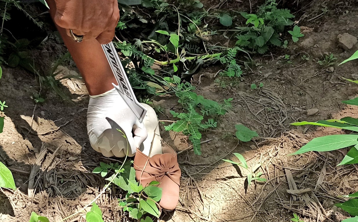 Sandal cewek yang ditemukan polisi di sekitar TKP ini diyakini identik dengan milik Rosida. (Foto: Hujaini/ngopibareng.id)