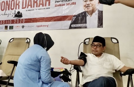 Ketua DMI Kota Surabaya Arif Afandi sedang diambil darahnya di Masjid Chengho Surabaya, 26 Januari 2020. (Foto Dokumen)
