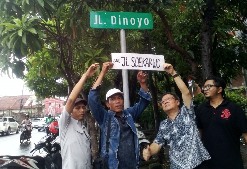 Aktivis sejarah Surabaya menolak penggantian nama Jalan Dinoyo menjadi Jalan Sunda. Mereka malah mengubahnya menjadi Jalan Soekarwo. (Foto: Haris/ngopibareng.id