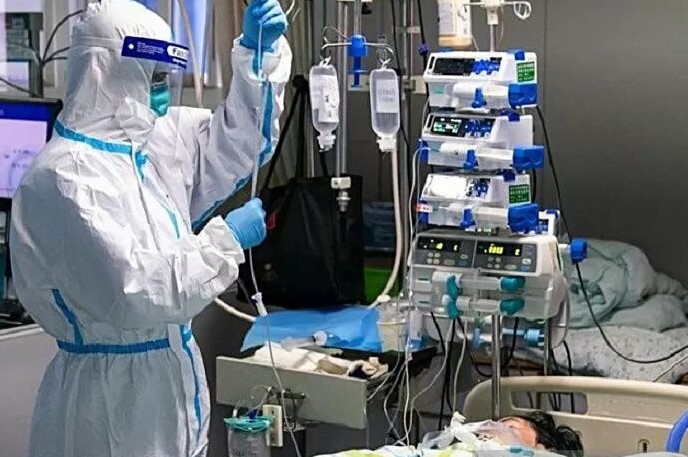 Seorang petugas medis merawat pasien yang diduga terkena virus Corona di Rumah Sakit China. (Foto: Ant)