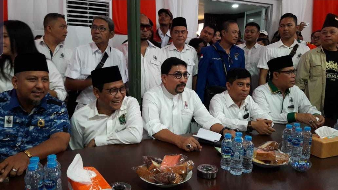 Mantan Kapolda Jatim Machfud Arifin (tengah) bersama lima pimpinan partai politik pengusung. (Foto: Istimewa)