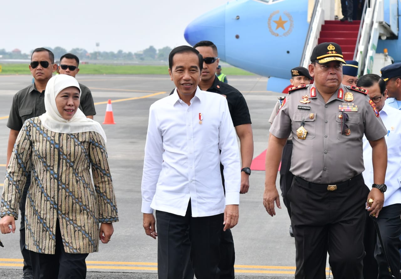 Presiden Joko Widodo tiba di Bandara Juanda didambut Gubernur Jatim Khofifah Indar Parawansa dan Kapolda Jatiim Irjen Pol Luki Hermawan. (Foto: BPMI Setpres)