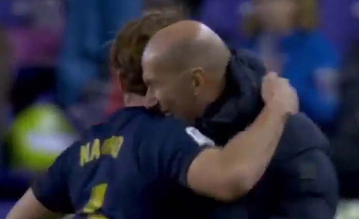 Bek Real Madrid Nacho memeluk pelatihnya, Zidane, usai membuat gol ke gawang Valladolid Senin dini hari. (Foto:Youtube)