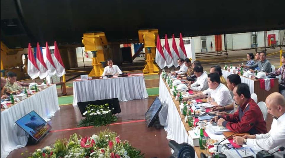 Presiden Joko Widodo saat memimpin rapat di PT PAL, Surabaya, Senin, 27 Januari 2020. (Foto: Istimewa)