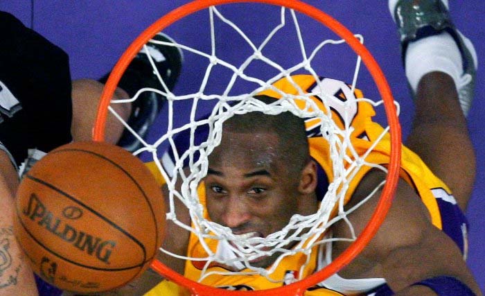 Pebasket Los Angeles Lakers Kobe Bryant melakukan rebound saat melawan San Antonio Spurs pada pertandingan NBA di Los Angeles, California, 12 April 2011. (Antara/Reuter)