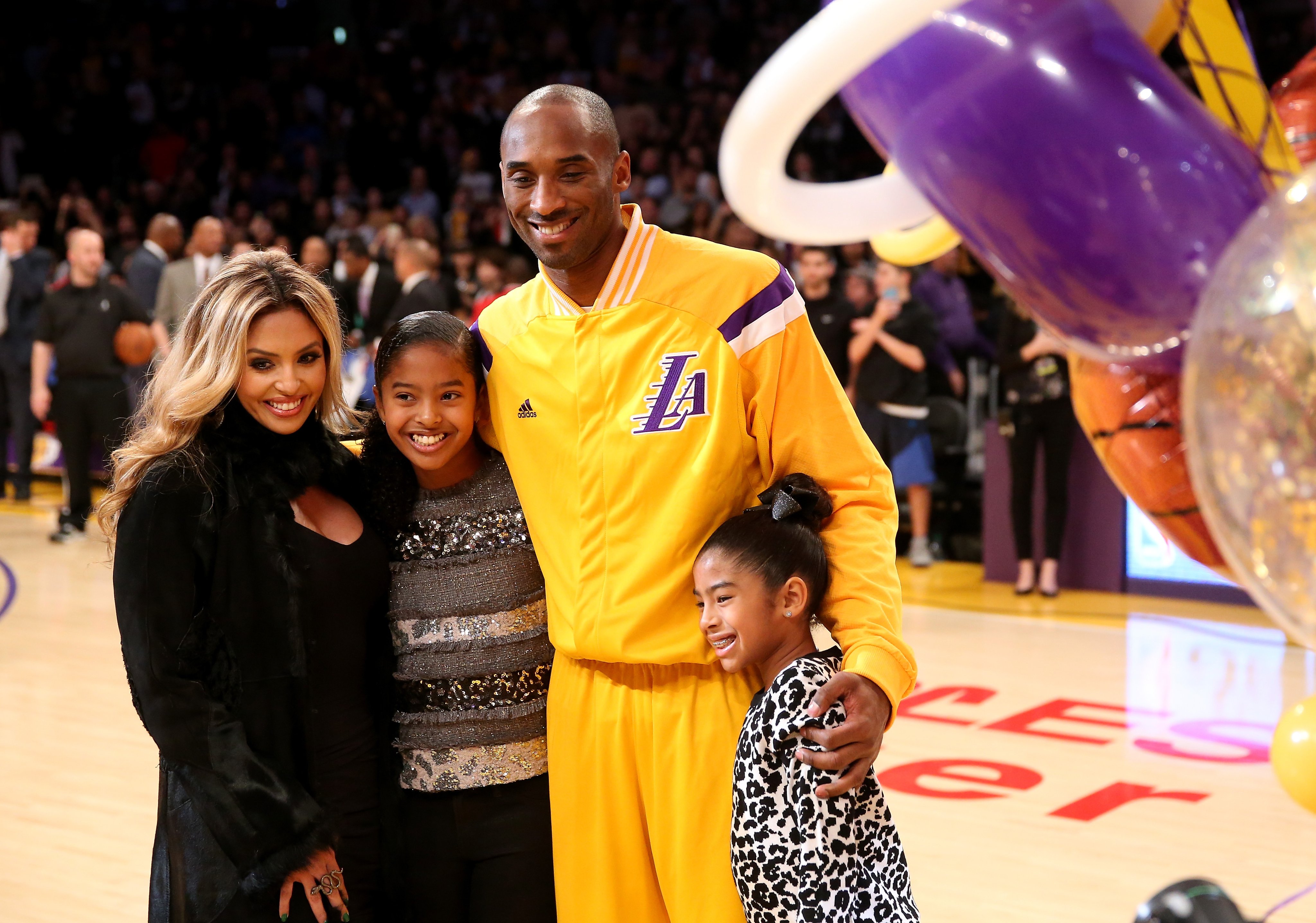 Kobe Bryant bersama istri dan dua putrinya.