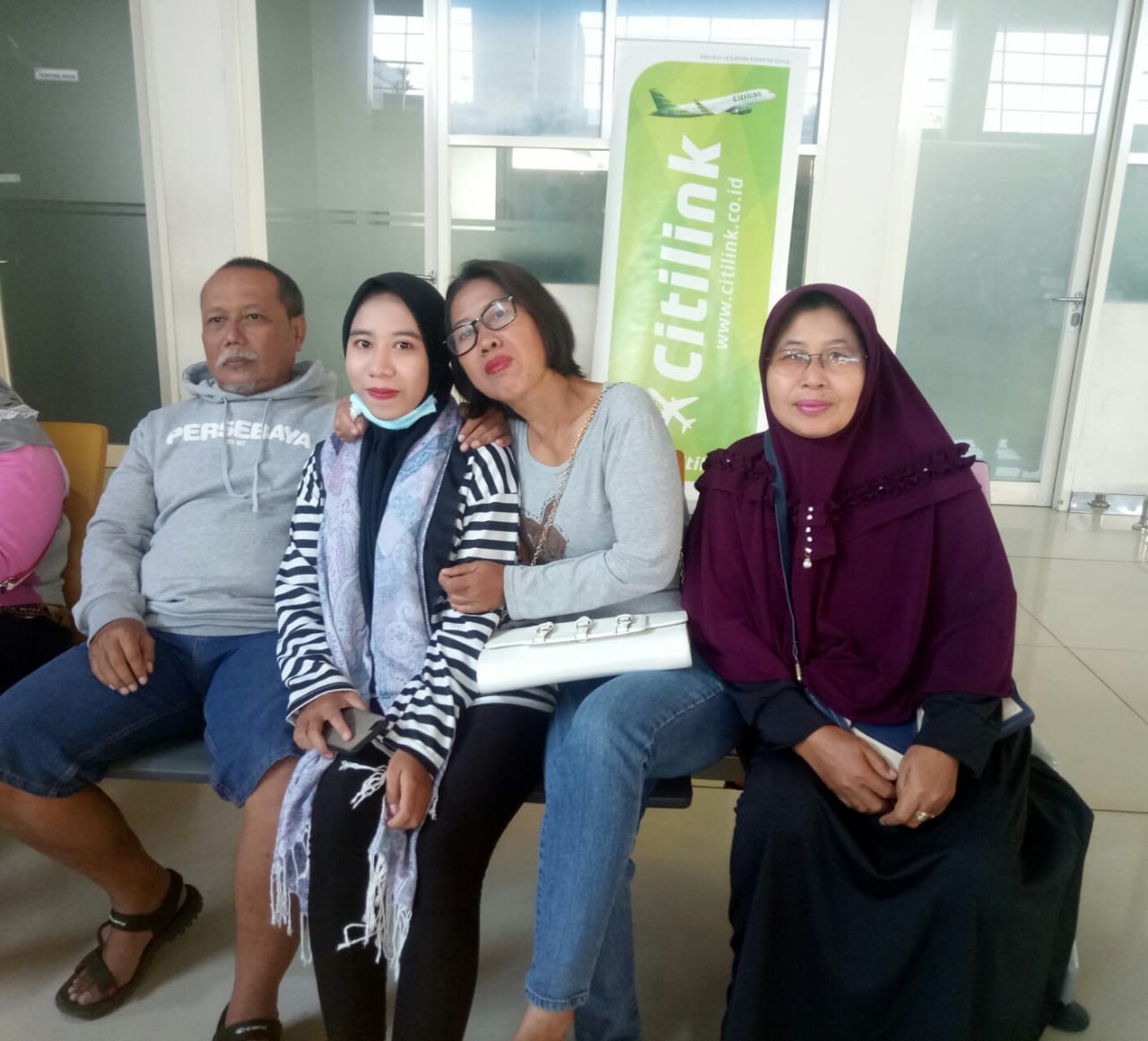 Dina Aprilia (kerudung hitam) bersama kedua orang tuanya saat mengantar ke Bandara Juanda yang akan berangkat ke Wuhan, China. (Foto: dok pribadi keluarga)