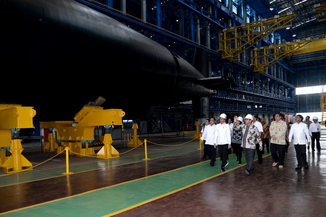 Presiden Joko Widodo meninjau kapal selam Alugoro karya anak bangsa di PT PAL Surabaya Senin 27 Januari 2020. (Foto: BPMI Setpres)
