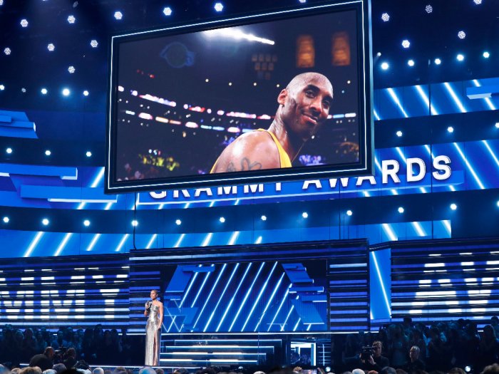 Penyanyi Alicia Keys memberikan penghormatan kepada Kobe Bryant, dengan melantunkan lagu It's   So Hard to Say Goodbye to Yesterday  di pembukaan Grammy Awards 2020, pada Senin 27 Januari.