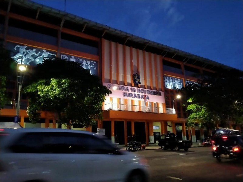 Stadion Gelora 10 November, Tambaksari Surabaya tampak dari depan. Stadiomn digerojok dana Rp 4 miliar untuk renovasi. (Foto: Fariz/ngopibareng.id)