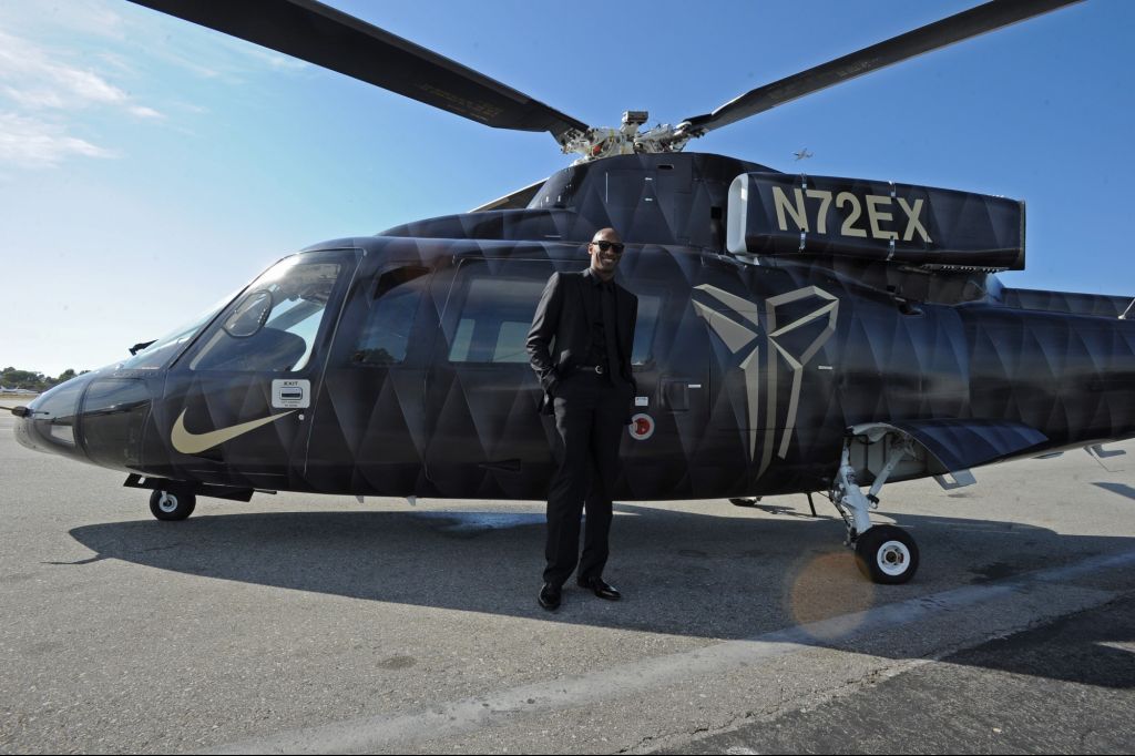 Legenda basket NBA, Kobe Bryant pose di depan helikopter pribadinya. (Foto: Instagram)