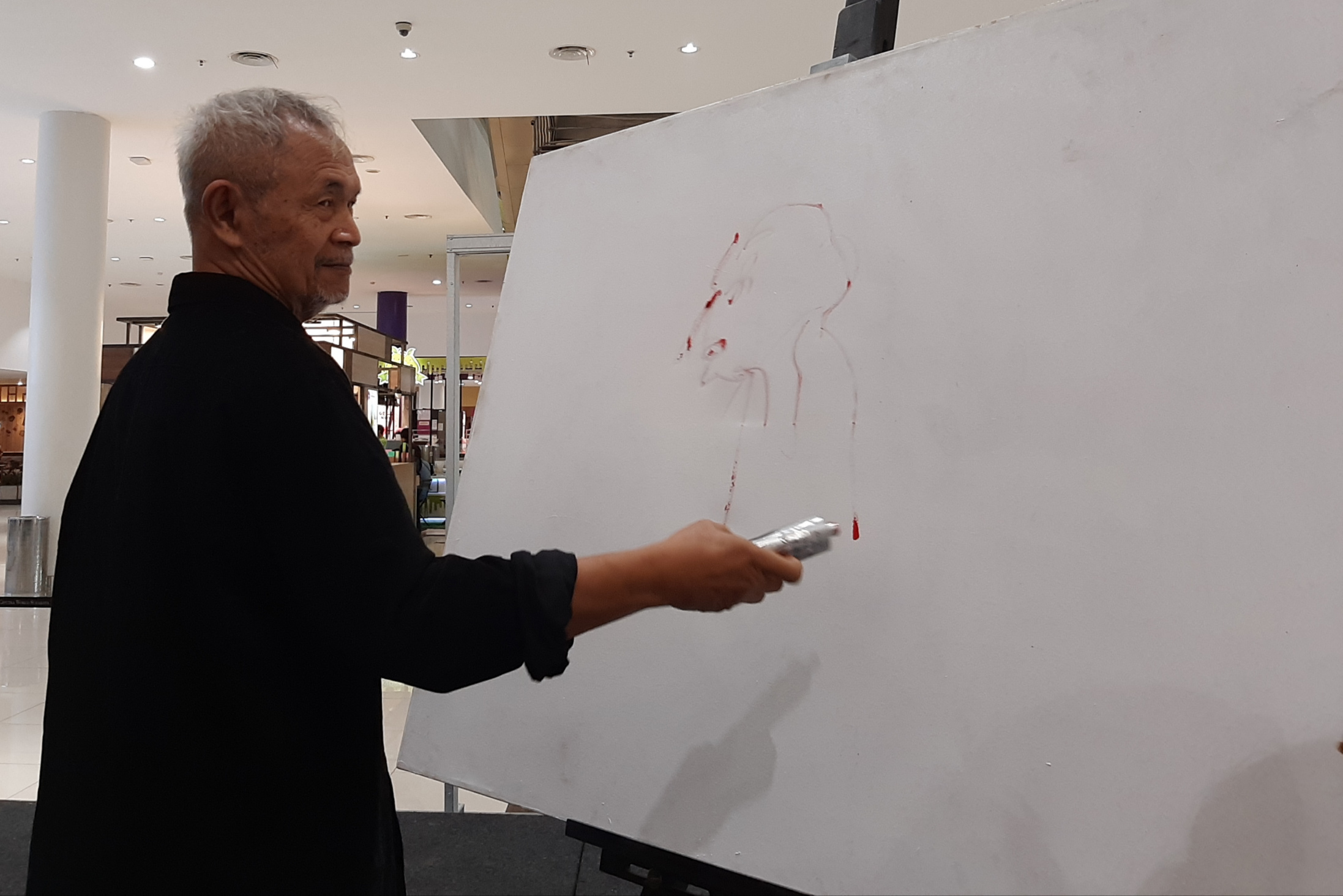 Goenawan Mohamad saat membuka pameran lukisan amal dengan goresan tinta di kanvas. (Foto: Pita/ngopibareng.id)