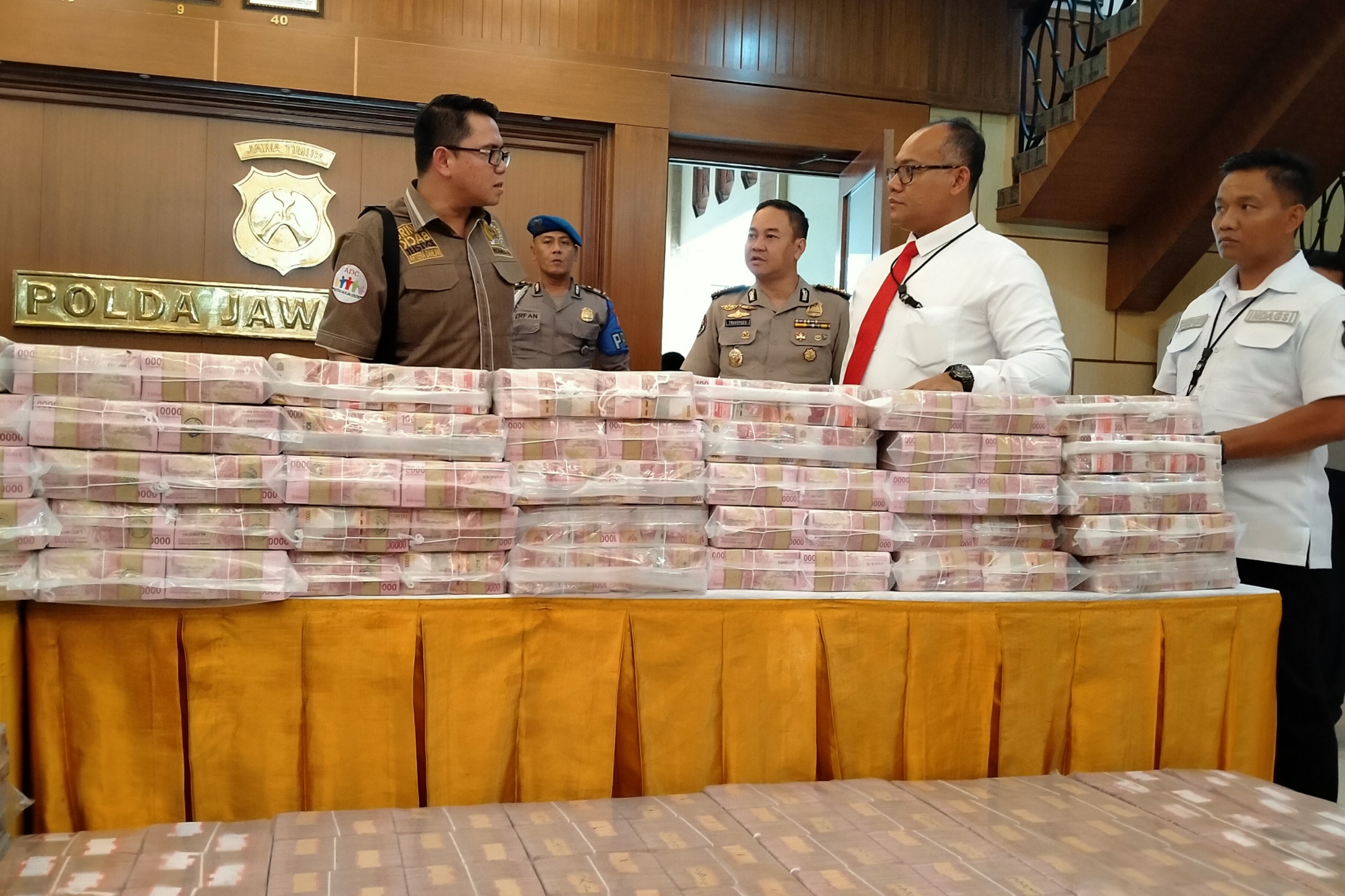 Anggota Komisi 3 DPR RI, Arteria Dahlan (kiri) saat melihat barang bukti aset uang yang disita penyidik di Mapolda Jatim, Surabaya, Selasa 28 Januari 2020. (Foto: Fariz/ngopibareng,id)
