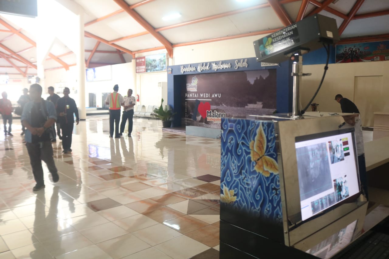 Thermal scanner di pintu kedatangan Bandara Abdul Rachman Saleh, Malang (Theo/ngopibareng.id)
