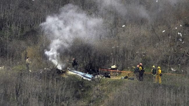 Proses evakuasi jasad korban kecelakaan helikopter pribadi Kobe Bryant. (Foto: TMZ)