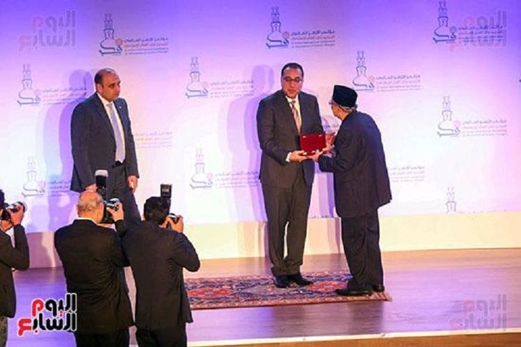 Profesor Dr M Quraish Shihab ketika menerima penghargaan Bintang Tanda Kehormatan dari pemerintah Mesir di Universitas Al-Azhar, Kairo.(Istimewa)