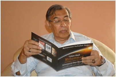 Prof. Dr. M. Quraish Shihab, MA saat menelaah karya Fethullah Guleen. (Foto: Istimewa)