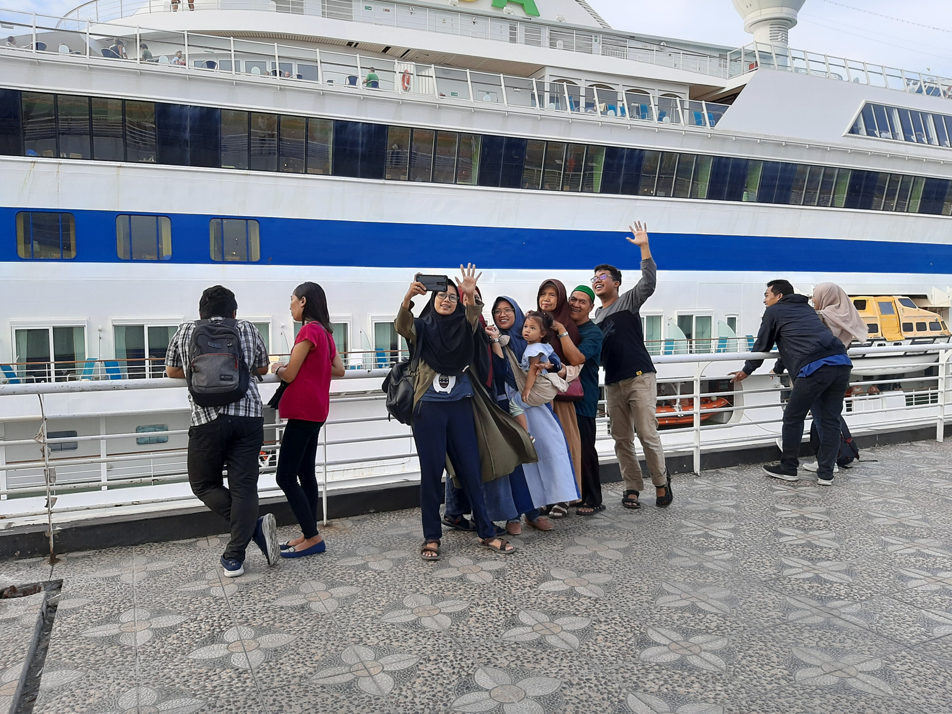 Nika dan keluarga saat berselfi di depan kapal pesiar Aida Vita di SNQ. (Foto; Pita/Ngopibareng.id)