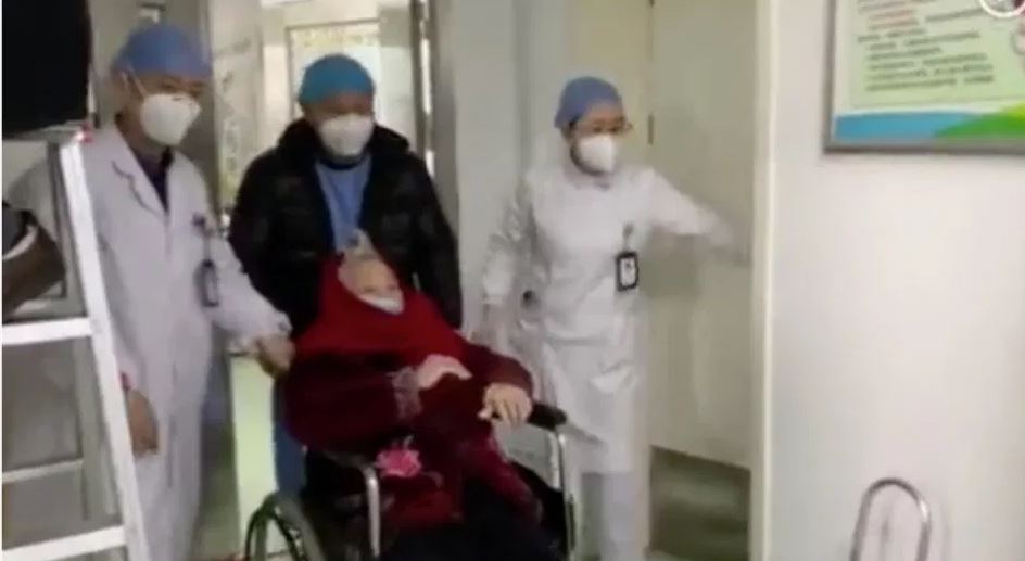 Nenek berusia 87 tahun sembuh dari virus corona. (Foto:mothership.sg)