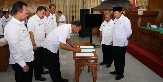 Bupati Pasuruan dan Wakilnya menyaksikan penandatanganan komitmen bersama. (Foto: Dok Humas)